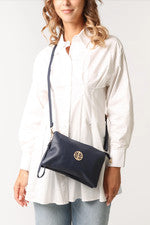 Bolso sin asas/cartera de hombro cruzado con escudo dorado aspecto de cuero suave para mujer