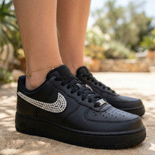 Nike Air Force 1 negro personalizado con pedrería negra - brillo hecho a mano