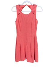 NUEVO CON ETIQUETAS ELLE Coral Sin Mangas Ajuste y Acampanado Recorte Mini Vestido Para Mujer Talla 4 NUEVO $60