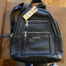 Mochila Madden NYC Multi Bolsillo Domo Negra, 12”H x 9”W x 4”