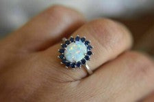 Anillo de compromiso con halo de diamantes y ópalo de corte ovalado de 2,50 quilates acabado sólido de oro blanco de 14 