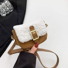 Bolso para axilas de moda con costuras de felpa