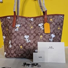 Bolso de mano Coach Peanuts City en lona exclusiva con estampado Snoopy Woods...