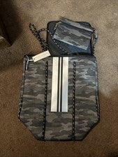 Bolso de Mano Simply Southern Living Estampado Camuflaje Oscuro con Estuche Neopreno 16x12