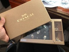 Nueva muñeca Coach en caja con cremallera en esquina en lona exclusiva estampado de muñeco de nieve con dijes