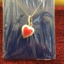 Plata de ley 925 con esmalte rojo Love Heart en cadena de cuello largo de 18"