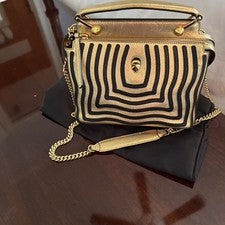 BOLSO DE MANO FENDI NEGRO Y DORADO