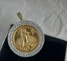 Colgante medallón de corte redondo de 2,50 quilates de moissanita real enchapado en oro amarillo de 14 k de 1,5"