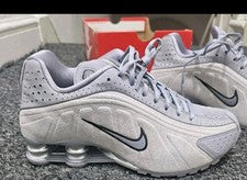 Nike Shox R4 Gris Cemento Negro-Gris Universitario (HQ7739-001) UK 5 Nuevo Caja Abierta