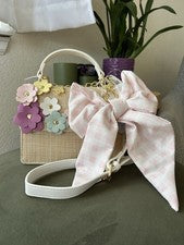 ¡Nuevo! Bolso Bandolera Betsey Johnson XOMYLO2 Flor de Paja Mariposa Lazo Dije
