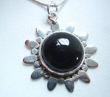 Colgante redondo de plata de ley 925 con sol de ónix negro