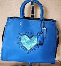 CARTERA COACH X KEITH HARING CUERO GRANULADO AZUL LENTEJUELAS CORAZÓN PÍCARO -nueva sin etiquetas