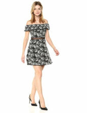 J.O.A. Mini vestido para mujer con detalle de volantes fuera del hombro ajustado y acampanado, talla XS