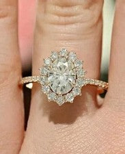 Anillo de compromiso real moissanita de 4 quilates con halo de corte ovalado para mujer enchapado en oro amarillo de 14