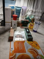 Lote de productos de belleza para el cuidado de la piel como jabón, desodorante, exfoliante labial en la foto + Más