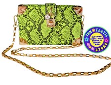 BOLSO BANDOLERA CLUTCH. Verde lima. CORREA SINTÉTICA DORADA SERPIENTE. SEÑORAS NOCHE.