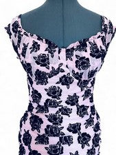 Vestido acanalado estampado rosa y negro Y2K para mujer talla mediana fuera del hombro