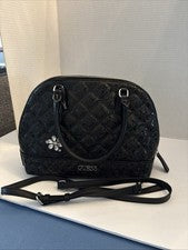 Cartera de mujer Guess negra de imitación de cuero 12x9 con correa para el hombro etiqueta colgante joya nueva sin etiqu