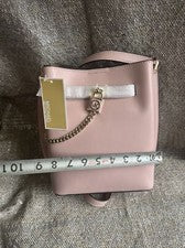 Bolso tipo cubo Michael Kors Smokey Rose Hamilton Legacy mediano de cuero
