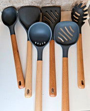 Juego de utensilios de cocina de silicona de 6 piezas gris con asas de madera