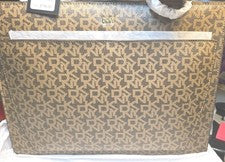 Bolso de Mano DKNY Para Mujer Marrón Monograma Cierre con Cremallera Herrajes Dorados, Gafas a Juego