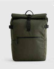 NUEVO CON ETIQUETAS MOCHILA ENROLLABLE QUINCE RESISTENTE A LA INTEMPERIE PARA LLEVAR OLIVA PRECIO DE VENTA SUGERIDO POR 