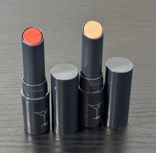 2 nuevos lápices labiales tonos Flirtini & Vampire Kiss tamaño completo 2,5 g / 0,09 OZ sellados