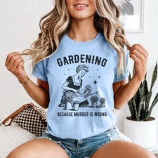 Camiseta Gardening Because Murder Is para mujer humor oscuro amante de las plantas