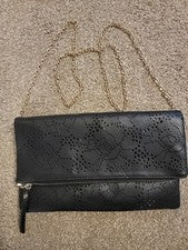 Bandolera plegable de cuero sintético negra para mujer con diseño floral recortado
