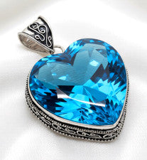 Colgante de joyería de plata de ley 925 hecho a mano con piedras preciosas de corazón de topacio azul suizo de 2"