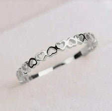 Delicado anillo banda plata con media eternidad fila de corazones abiertos corazón talla 62 U