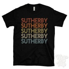 CAMISETA SUTHERBY ESTILO RETRO REPETIDO Hombre y Mujer Novedad Genial Nombre Regalo