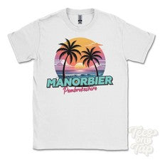CAMISETA MANORBIER PEMBROKESHIRE - Retro Estilo Miami Divertida Parodia de Verano Reino Unido