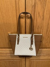 MICHAEL KORS CHARLOTTE BOLSO DE HOMBRO GRANDE CON CREMALLERA MK FIRMA VAINILLA