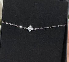 Elegante tobillera de trébol de cuatro hojas de plata de ley S925 con piedras preciosas brillantes.