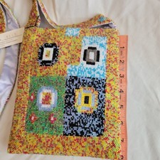 Bolso de mano vintage con cuentas. Hermoso con diseño MCM.