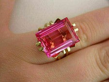 Anillo de compromiso enchapado en oro amarillo de 14 quilates con zafiro rosa creado en laboratorio corte esmeralda de 5
