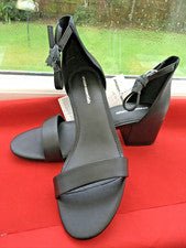 Sandalias negras de tacón bloque de dos correas de cuero sintético para dama talla UK 6 (EU 39) NUEVAS EN CAJA