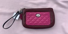 Muñequera Coach acolchada Park mediana Turnlock F50097 cuero borgoña/rosa