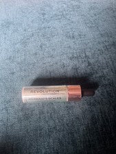 Iluminador líquido Makeup Revolution Beauty, escamas de sirena M83