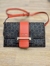 Cartera bandolera con monograma para mujer Calvin Klein marrón/rojo ranuras para tarjetas múltiples