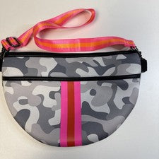 Bolso Bandolera Haute Shore Para Mujer Neopreno Patrón Camuflaje Rosa/Gris