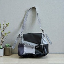 Bandolera Baggallini Bloqueo de Color Geométrico Solapa Colección Venecia Negra Gris