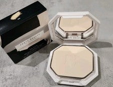 Base en polvo mate suave Fenty Beauty Pro Filt'R #105 DESCONTINUADA