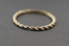 Anillo de oro amarillo macizo de 10K de 1,6 mm con borde de cuerda apilable. Talla 7