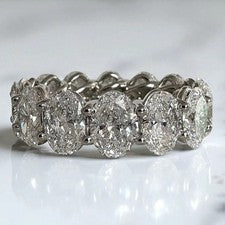 Anillo de compromiso de eternidad completo de diamantes blancos ovalados de 10,5 quilates enchapado en oro blanco de 14 