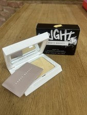 Polvo iluminador y desenfoque instantáneo FENTY BEAUTY Bright Fix 8,5 g en plátano 03