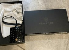 NUEVO Versace Hecho en Italia Cuero Negro Dorado Medusa Tachonado Etiqueta Equipaje Llavero
