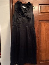 Vestido negro satinado para mujer con cintura en línea y escote con volantes