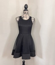 Vestido para mujer Romeo & Juliet Couture negro de malla acampanado sin mangas talla pequeña nuevo con etiquetas
